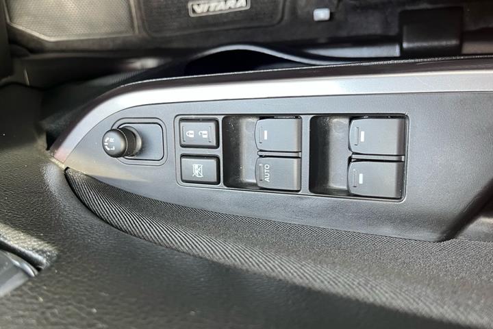Sølv Suzuki Vitara fra 2022