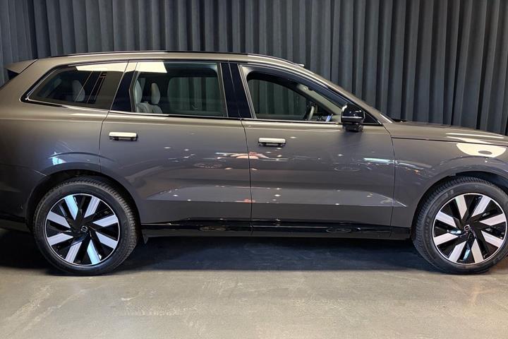 Grå Volvo EX90 fra 2025
