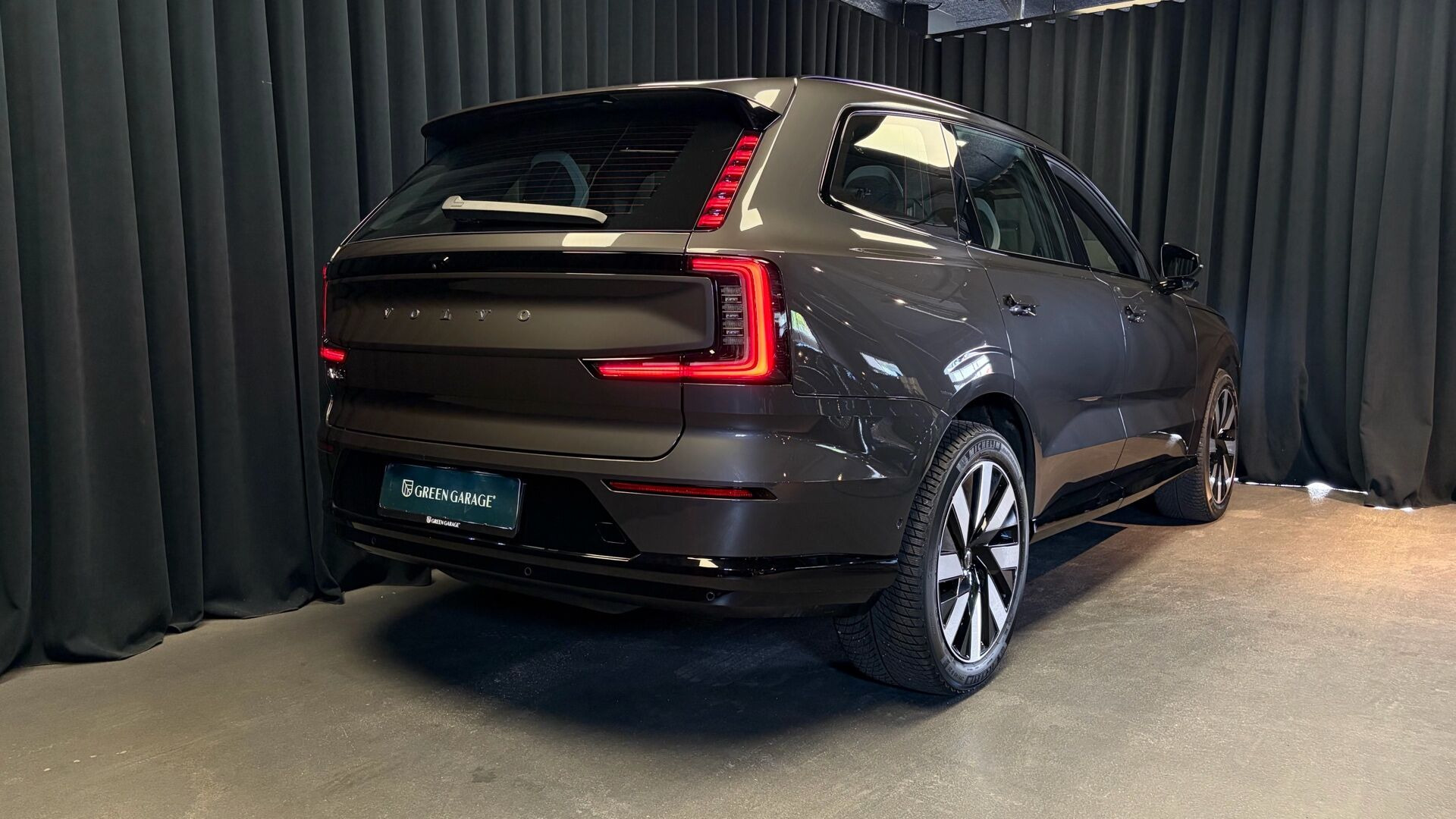 Grå Volvo EX90 fra 2025