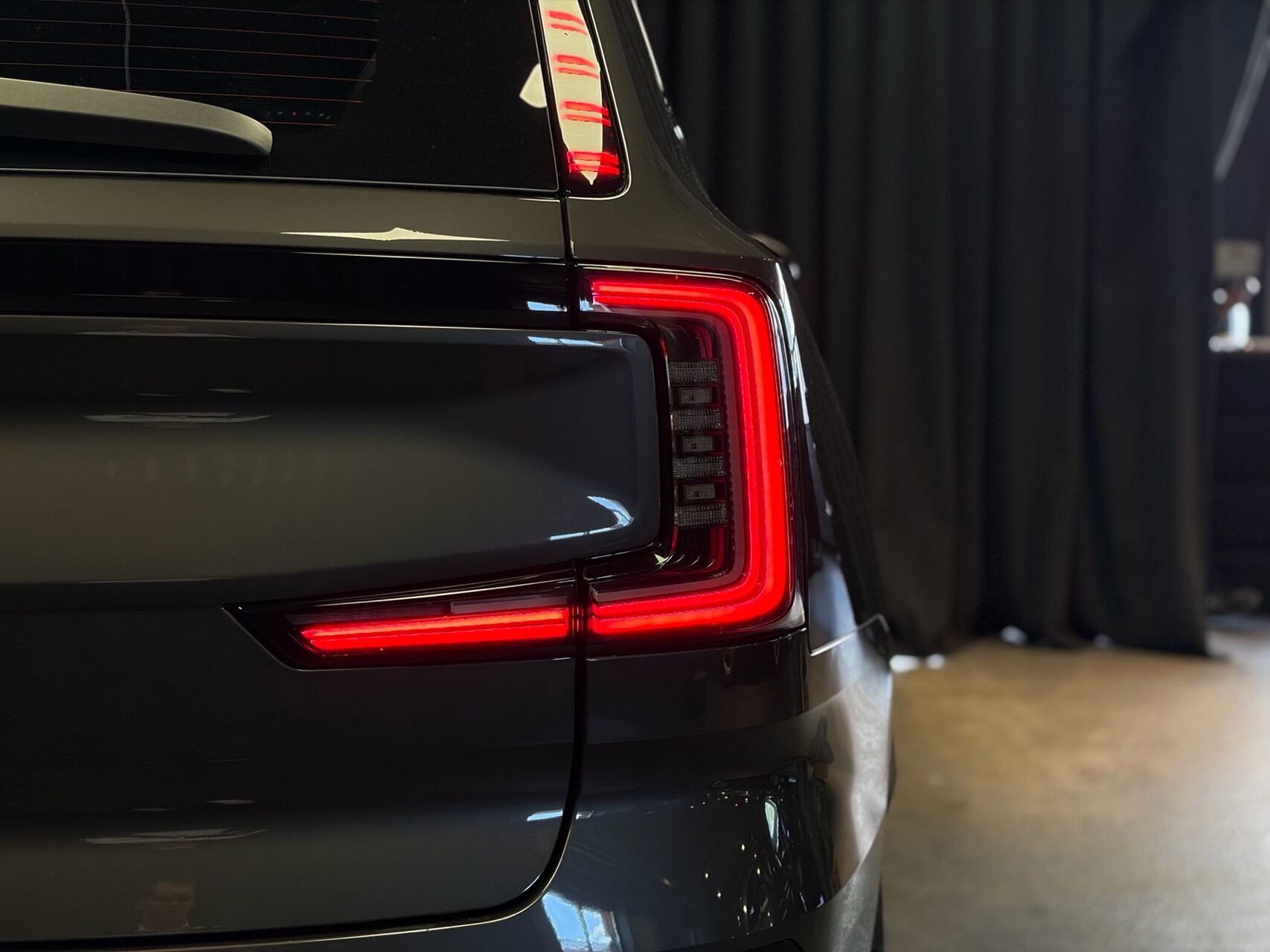 Grå Volvo EX90 fra 2025