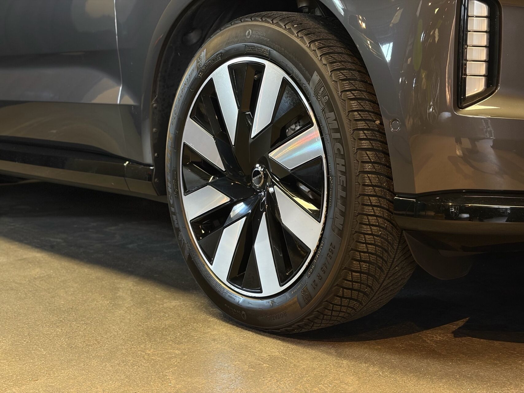 Grå Volvo EX90 fra 2025