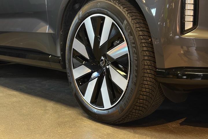 Grå Volvo EX90 fra 2025