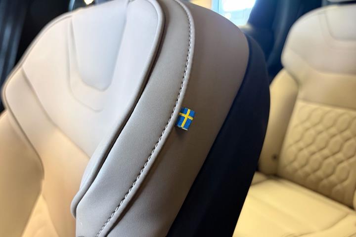 Grå Volvo EX90 fra 2025