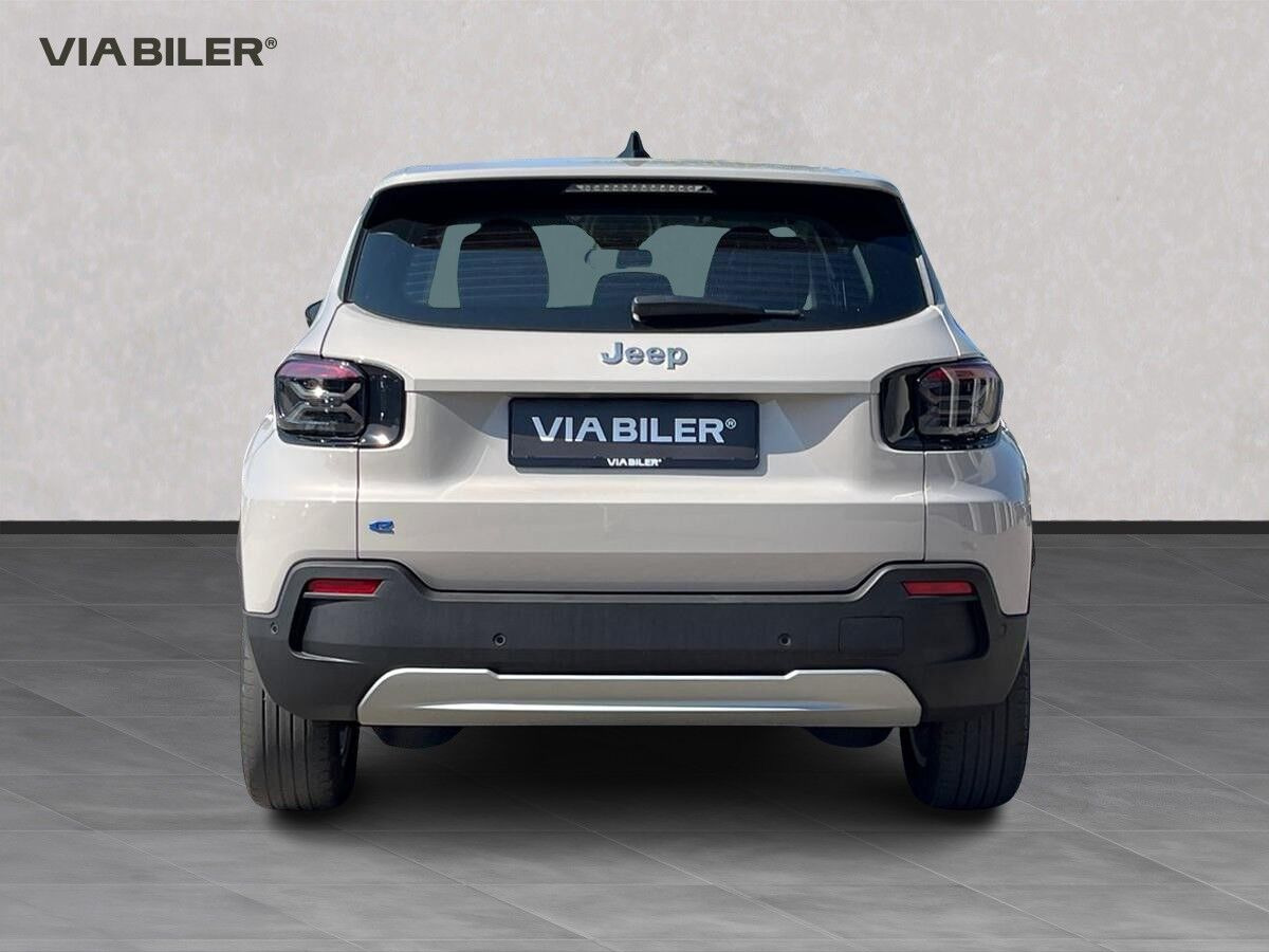 Beige Jeep Avenger fra 2023