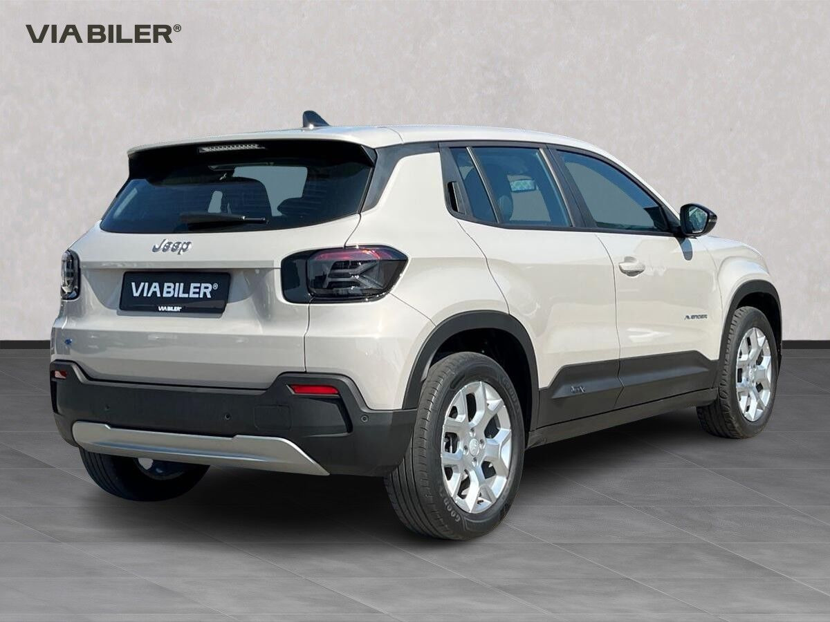Beige Jeep Avenger fra 2023