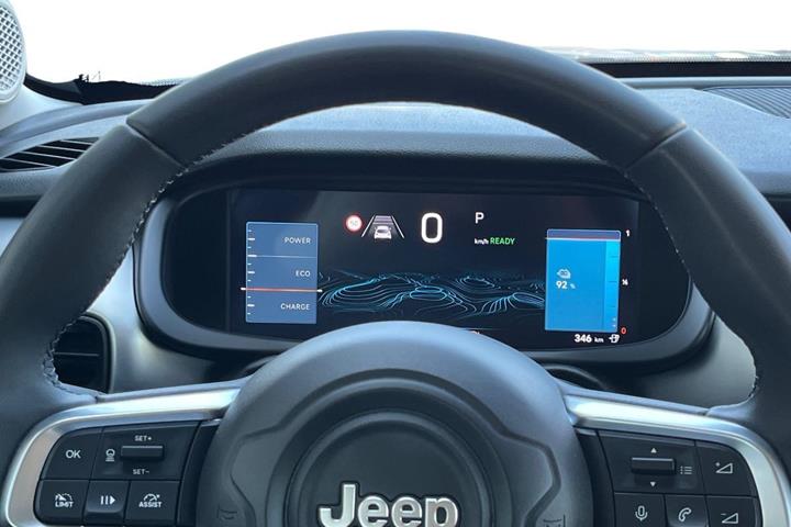 Beige Jeep Avenger fra 2023
