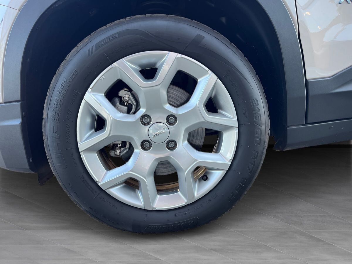 Beige Jeep Avenger fra 2023