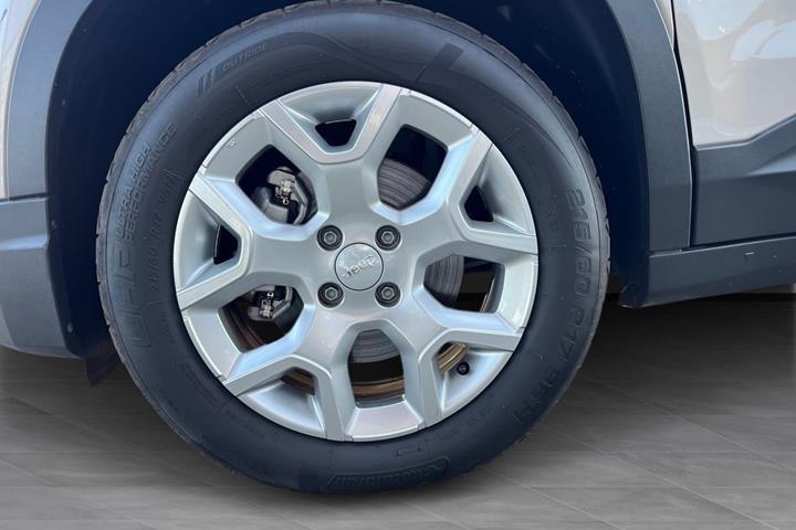 Beige Jeep Avenger fra 2023