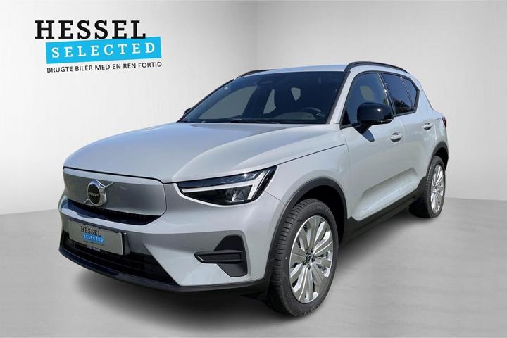 Grå Volvo XC40 fra 2024 set udefra