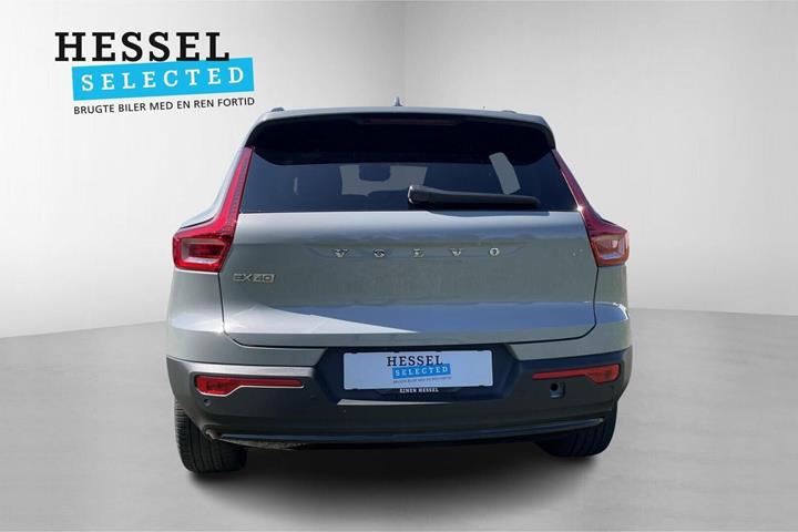 Grå Volvo XC40 fra 2024