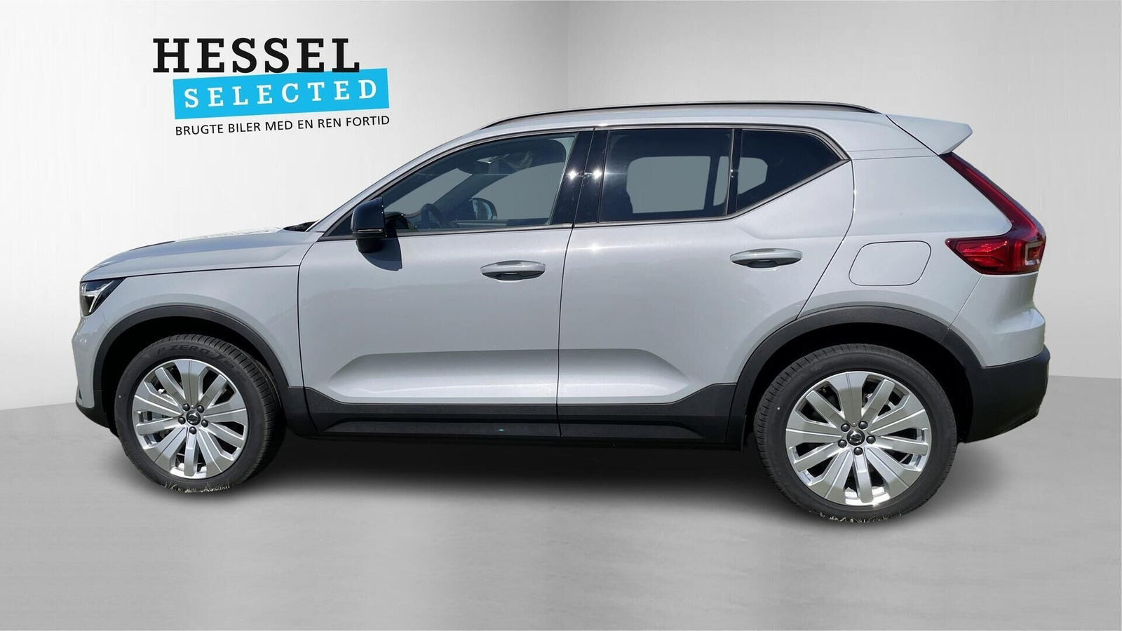 Grå Volvo XC40 fra 2024