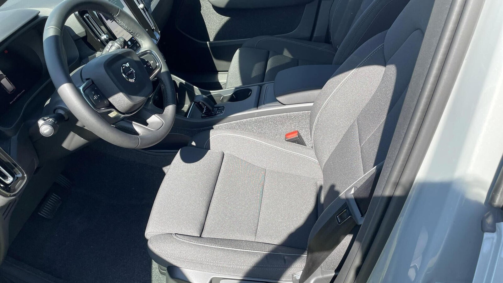 Grå Volvo XC40 fra 2024