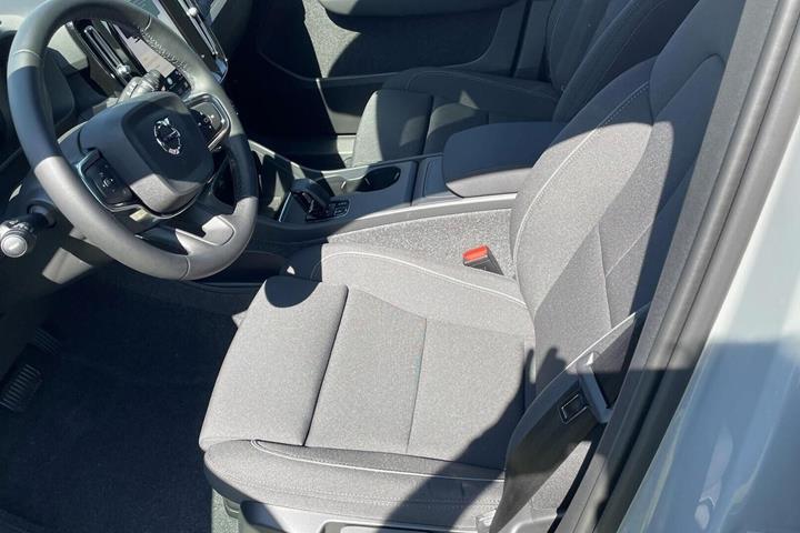 Grå Volvo XC40 fra 2024