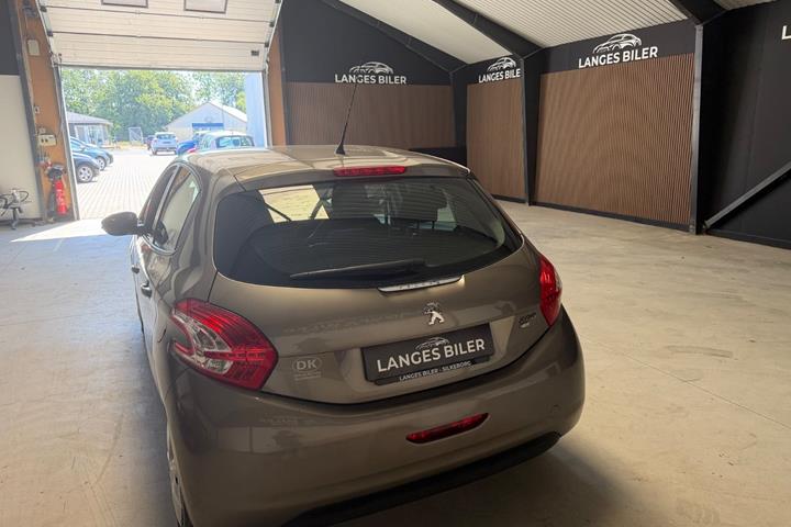 Beige Peugeot 208 fra 2012