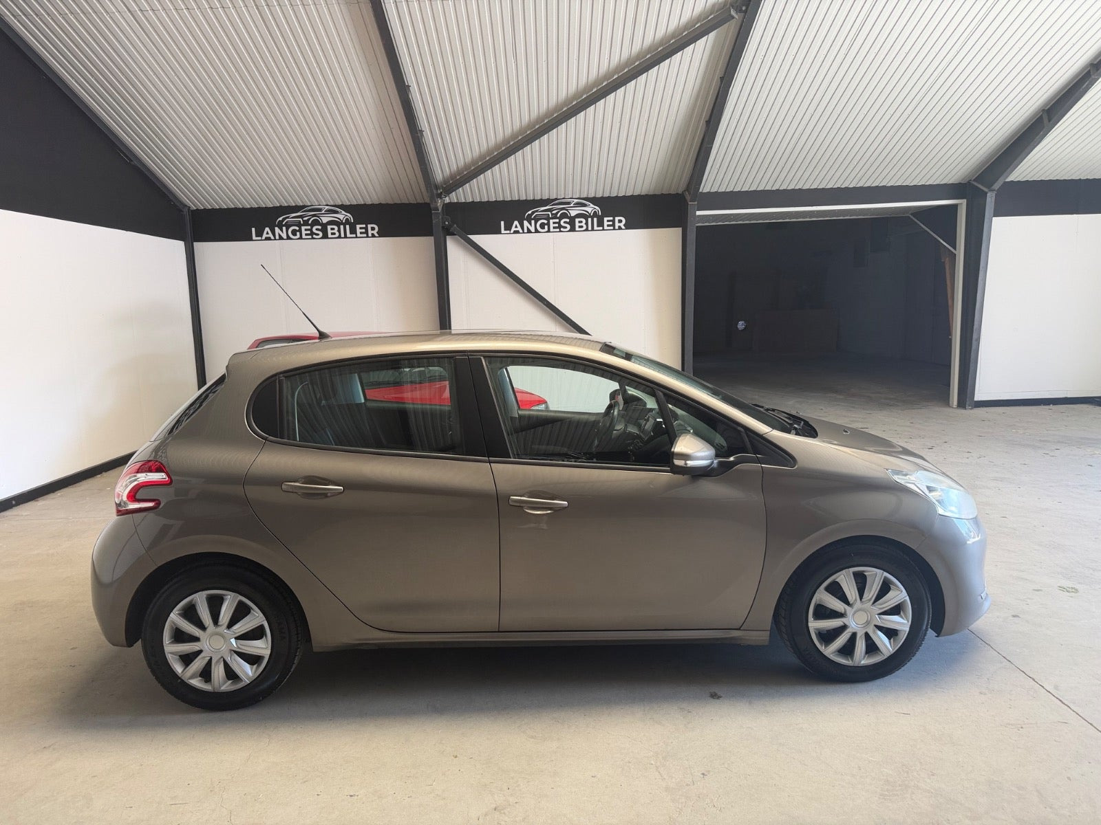 Beige Peugeot 208 fra 2012
