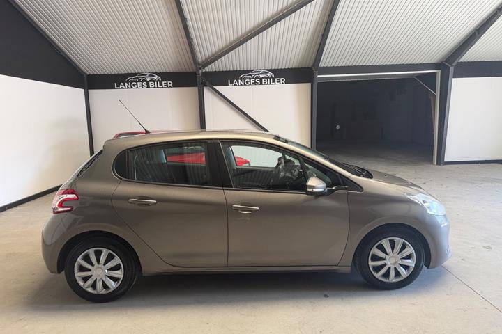 Beige Peugeot 208 fra 2012