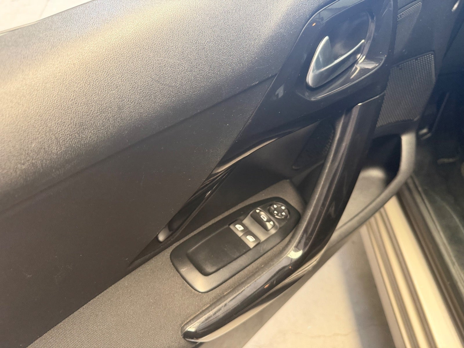 Beige Peugeot 208 fra 2012