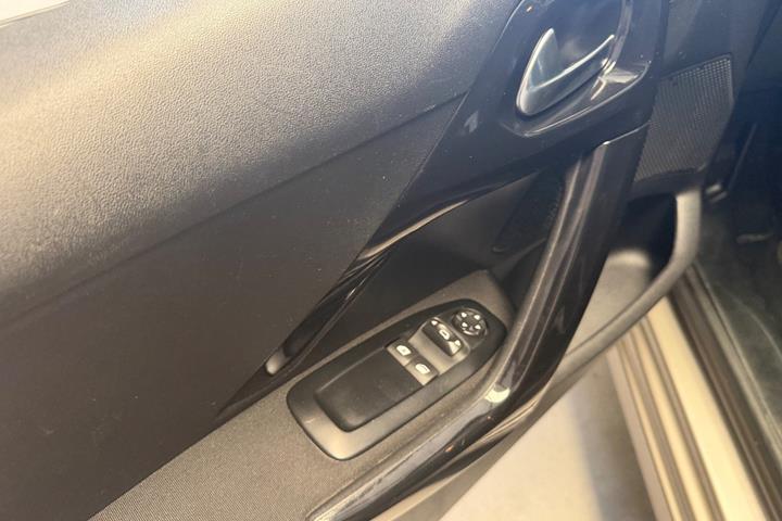 Beige Peugeot 208 fra 2012
