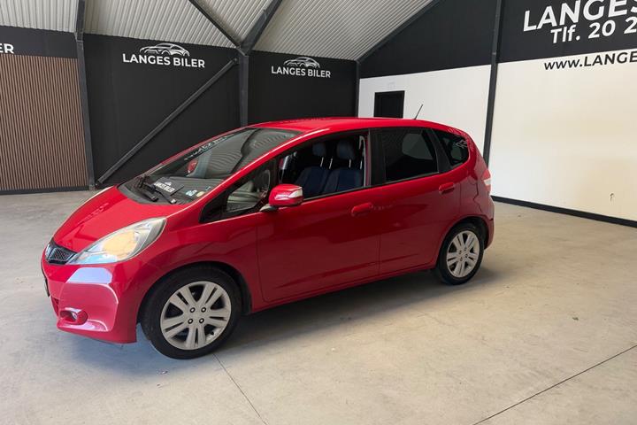 Rød Honda Jazz fra 2014