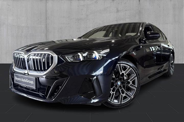 Sort BMW i5 fra 2025 set udefra