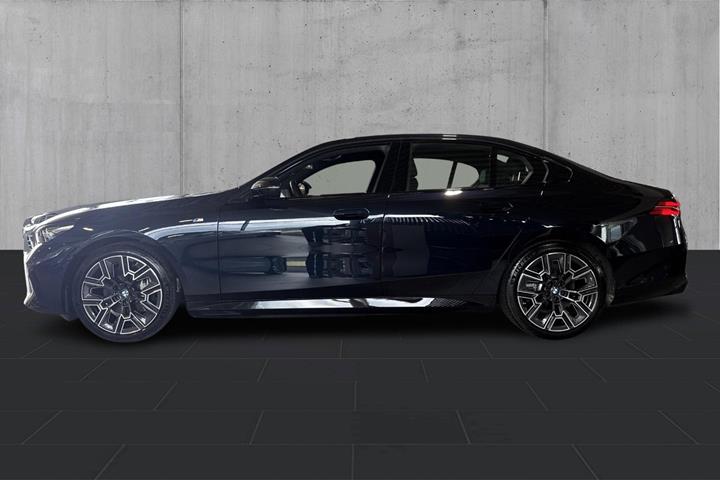 Sort BMW i5 fra 2025