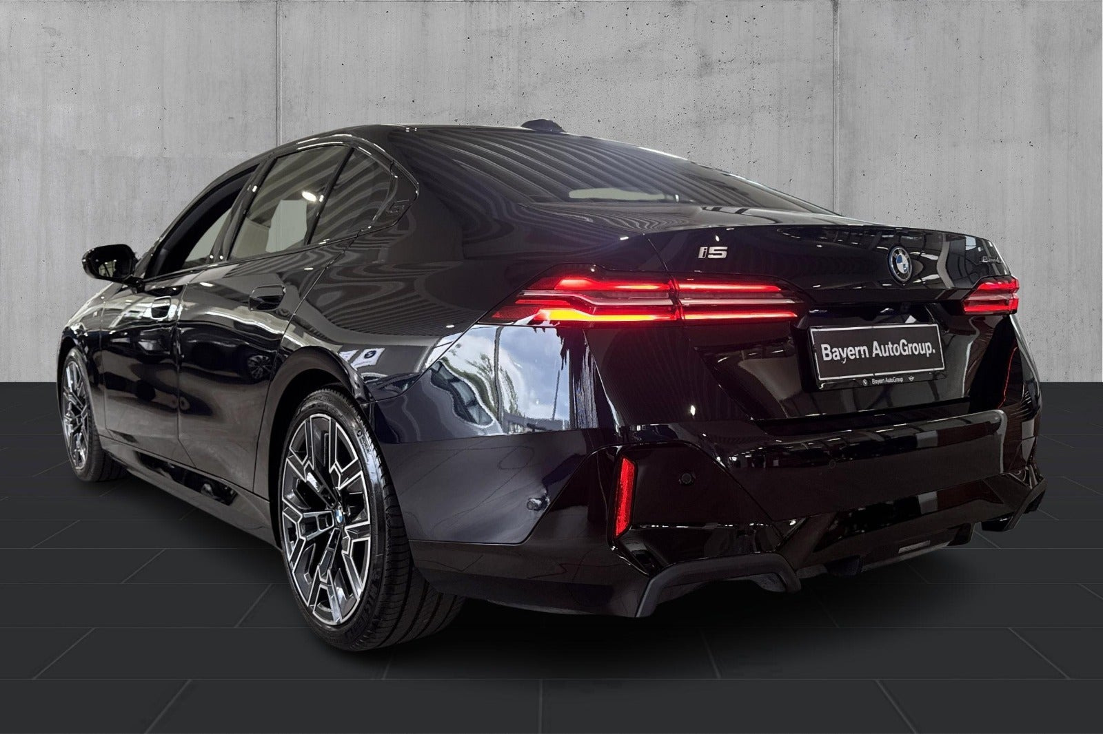 Sort BMW i5 fra 2025