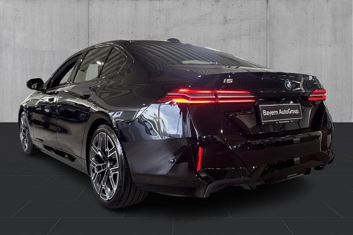 Sort BMW i5 fra 2025