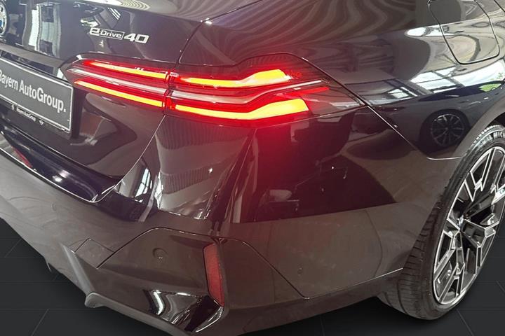 Sort BMW i5 fra 2025