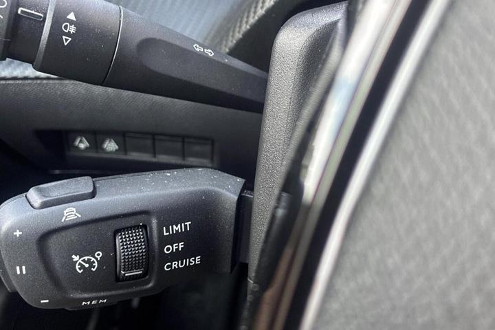 Sort Peugeot e-2008 fra 2023