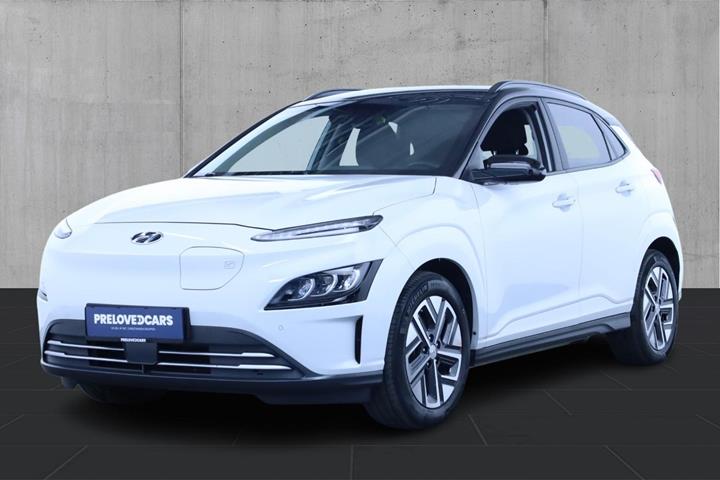 Hvid Hyundai Kona fra 2022 set udefra