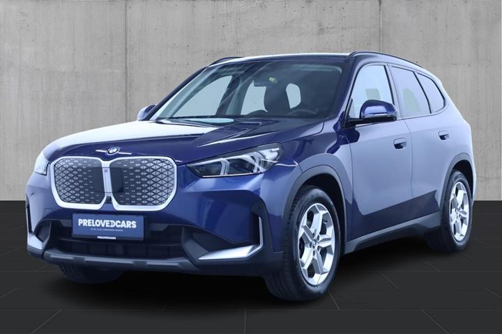 Blå BMW iX1 fra 2024 set udefra
