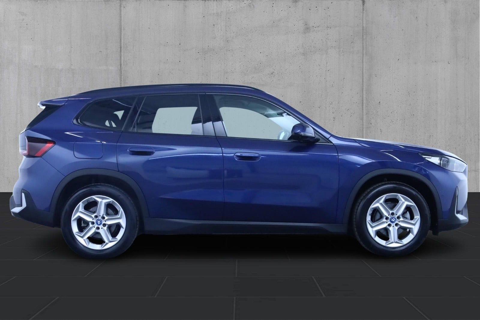 Blå BMW iX1 fra 2024
