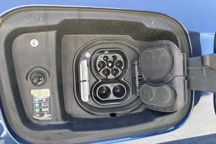 Blå BMW iX1 fra 2024