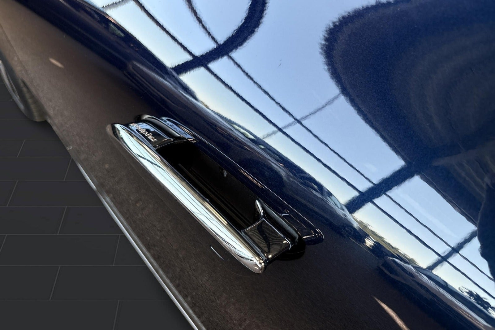 Blå Mercedes EQS350 fra 2022