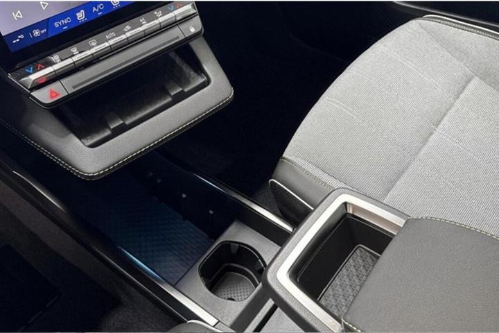 Rød Renault Scenic E-Tech fra 2025