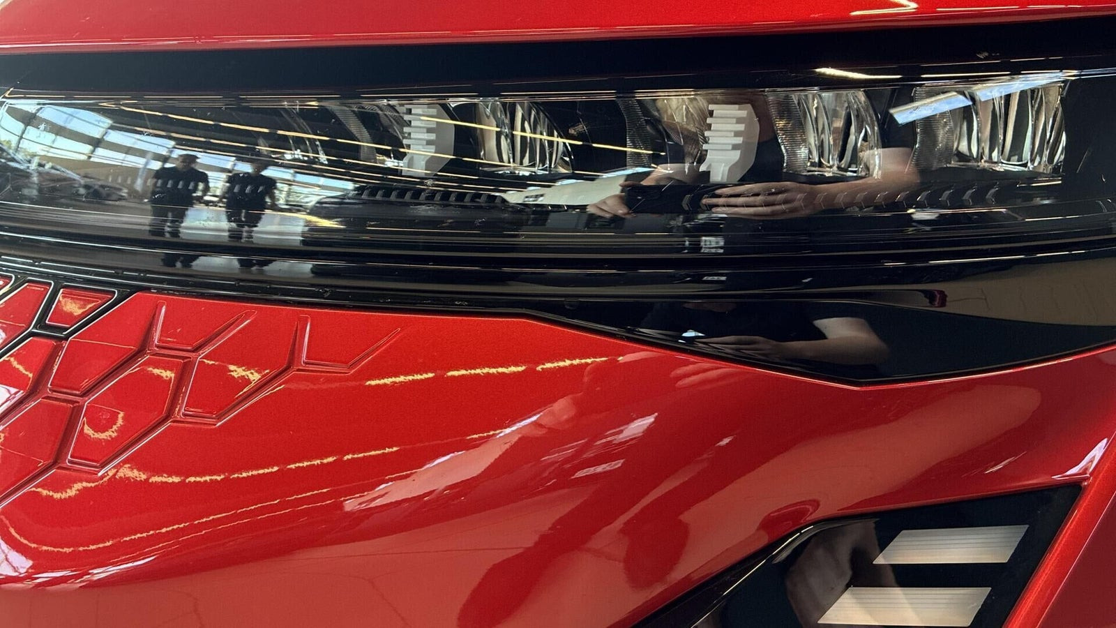 Rød Renault Scenic E-Tech fra 2025