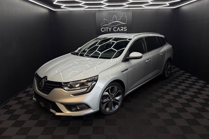 Sølv Renault Megane IV fra 2018 set udefra