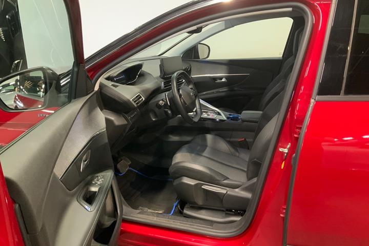 Rød Peugeot 3008 fra 2021