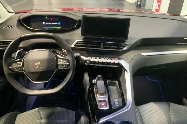 Rød Peugeot 3008 fra 2021