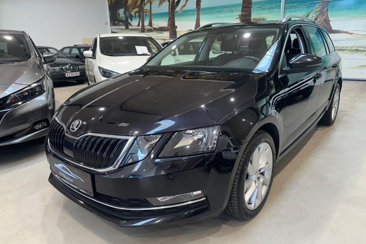 Sort Skoda Octavia fra 2019 set udefra