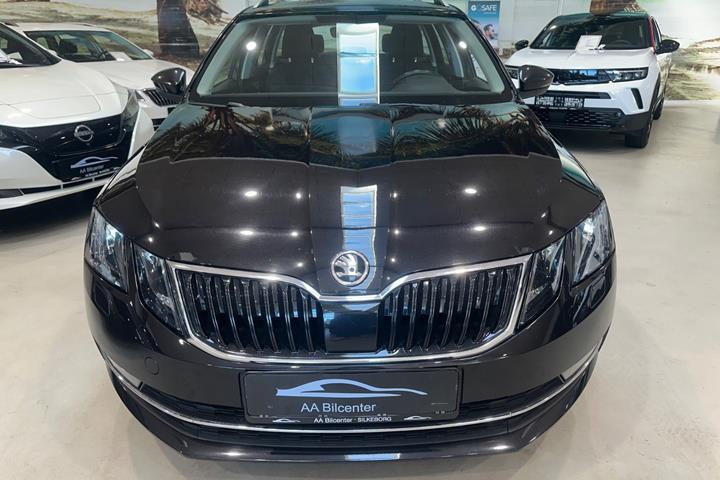 Sort Skoda Octavia fra 2019