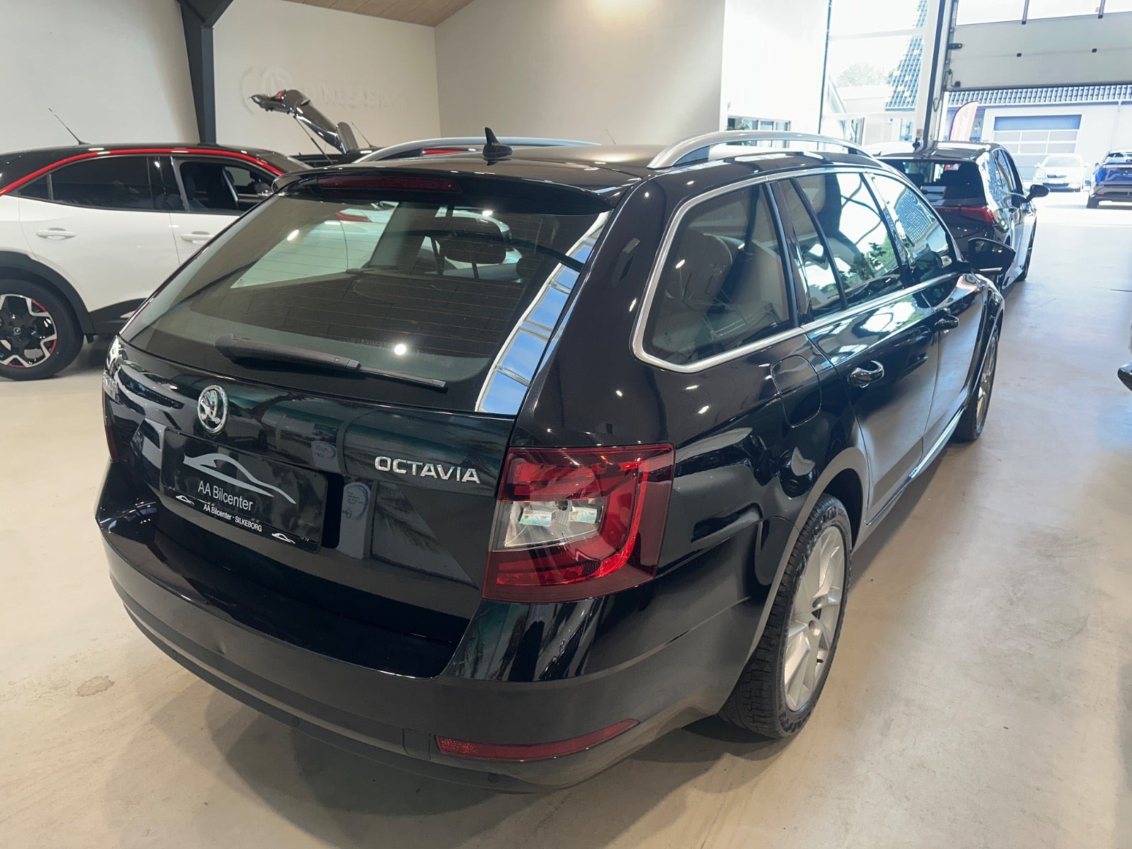 Sort Skoda Octavia fra 2019