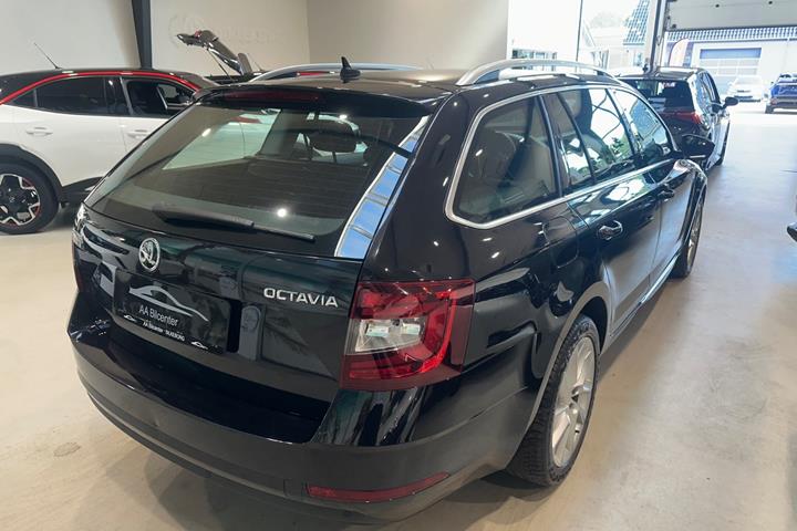 Sort Skoda Octavia fra 2019