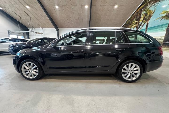 Sort Skoda Octavia fra 2019