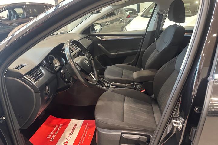 Sort Skoda Octavia fra 2019