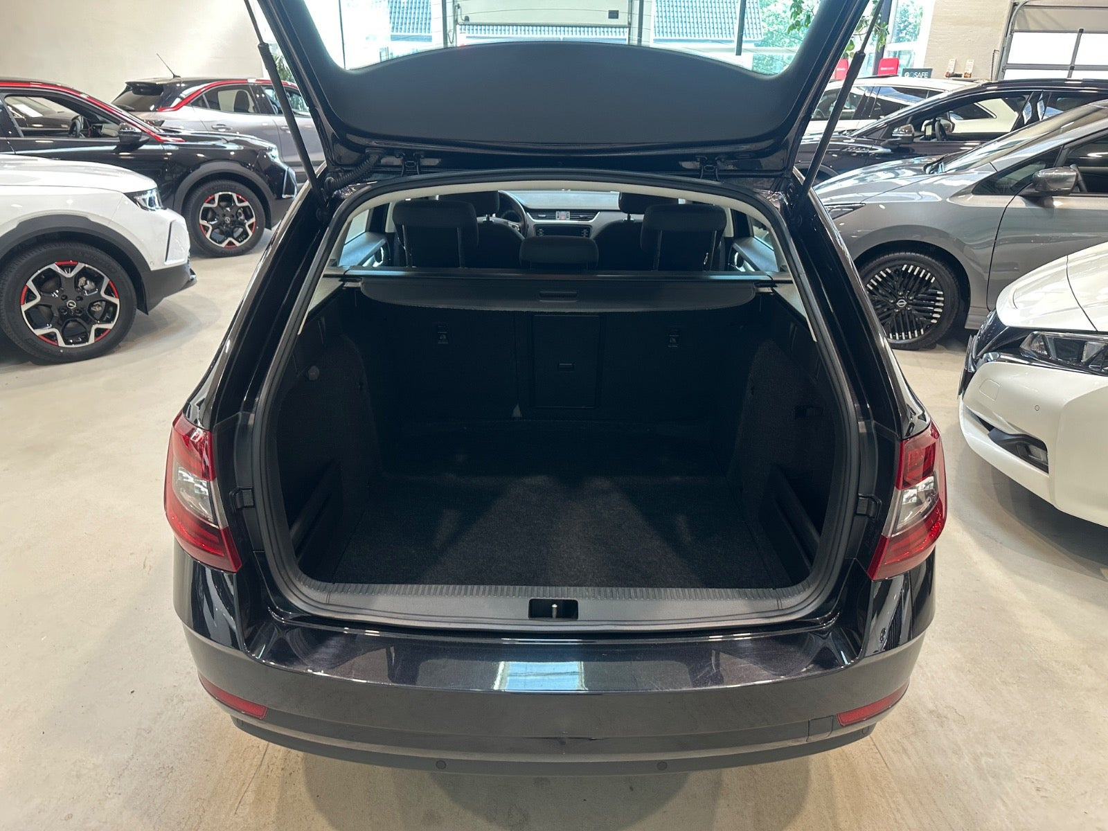 Sort Skoda Octavia fra 2019