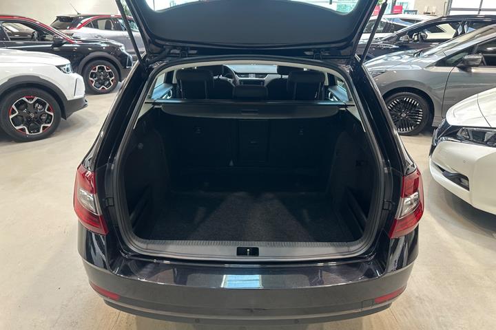 Sort Skoda Octavia fra 2019