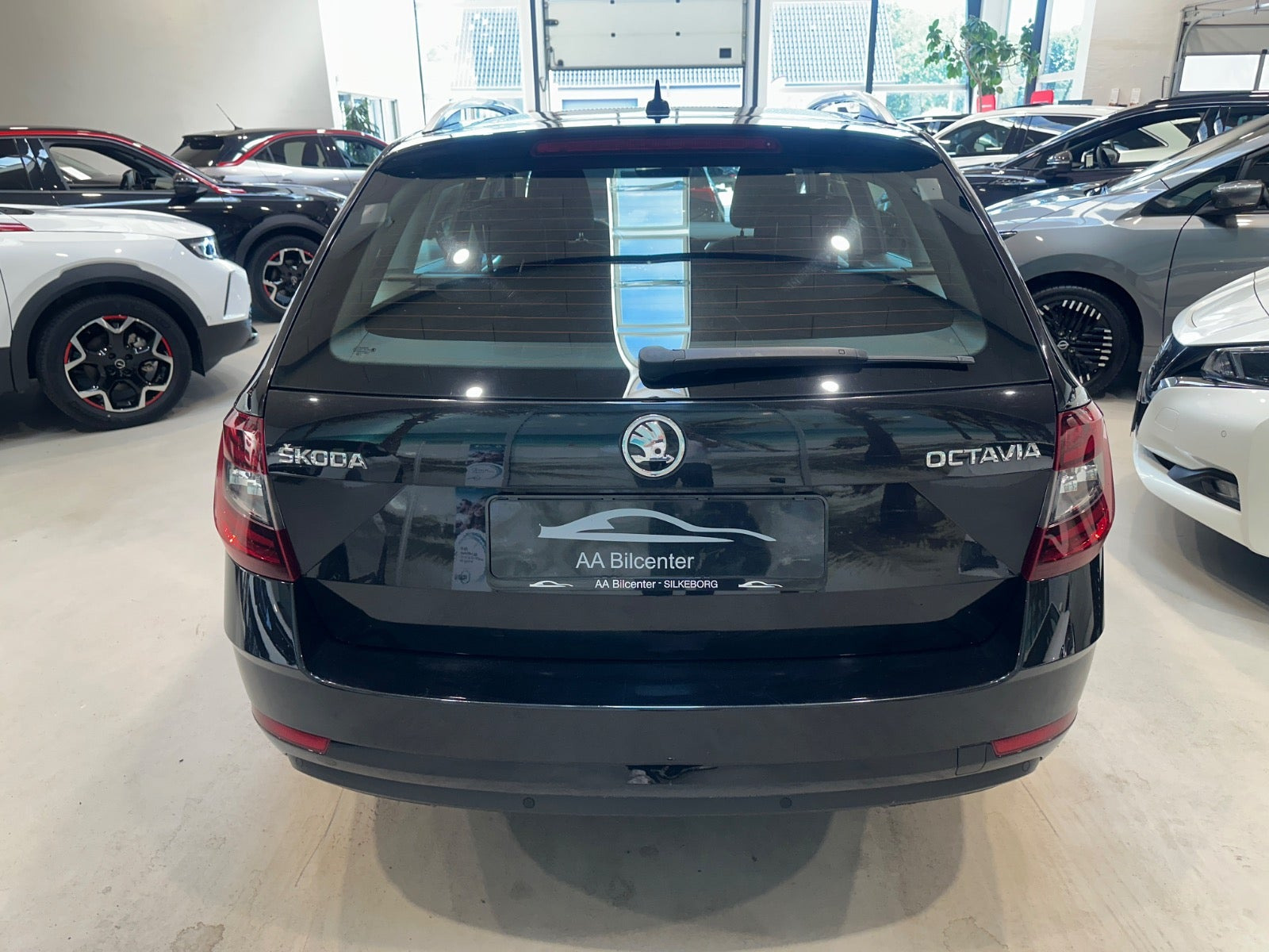 Sort Skoda Octavia fra 2019
