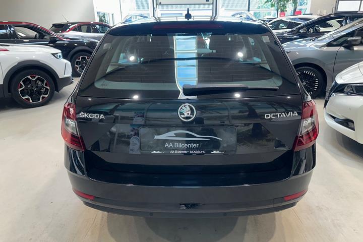 Sort Skoda Octavia fra 2019