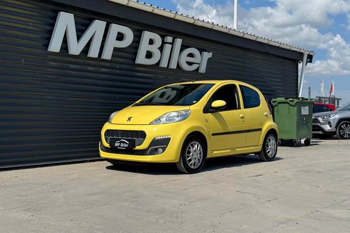 Gul Peugeot 107 fra 2012